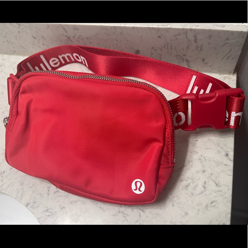 RARE Lululemon Everywhere Belt Bag